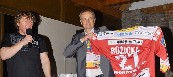 Viceprezident třineckého klubu Jan Czudek vydražil na setkání se sponzory dres Martina Růžičky za 50 tisíc korun. Peníze půjdou na pomoc tenistům Sparty po nedávných povodních.