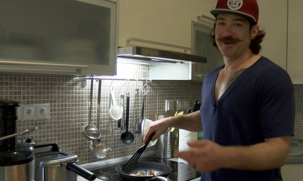 Hollweg je i zkušený kuchař, i když na snímku připravuje jen americkou snídani...