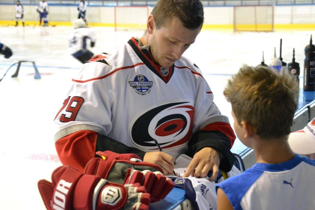 Jiří Tlustý se dětem, kterým předával zkušenosti nejlepšího českého střelce minulého ročníku NHL, i ochotně podepisoval