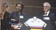 Peter Sagan sice dostal duhový dres pro mistra světa zasklený, ale neváhal obraz rozbít a dres si oblékl