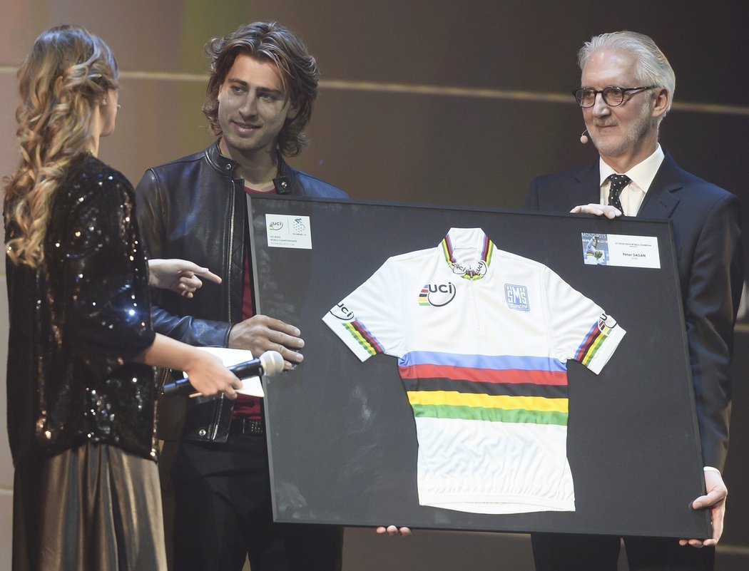 Peter Sagan sice dostal duhový dres pro mistra světa zasklený, ale neváhal obraz rozbít a dres si oblékl