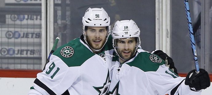 Tyler Seguin (vlevo) srazil Winnipeg třemi přihrávkami a snížil náskok Jakuba Voráčka na čele produktivity na dva body