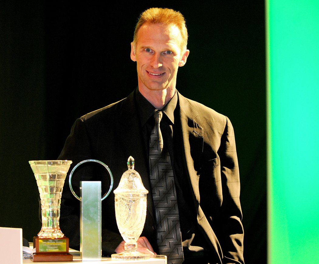 Dominik Hašek se svými trofejemi