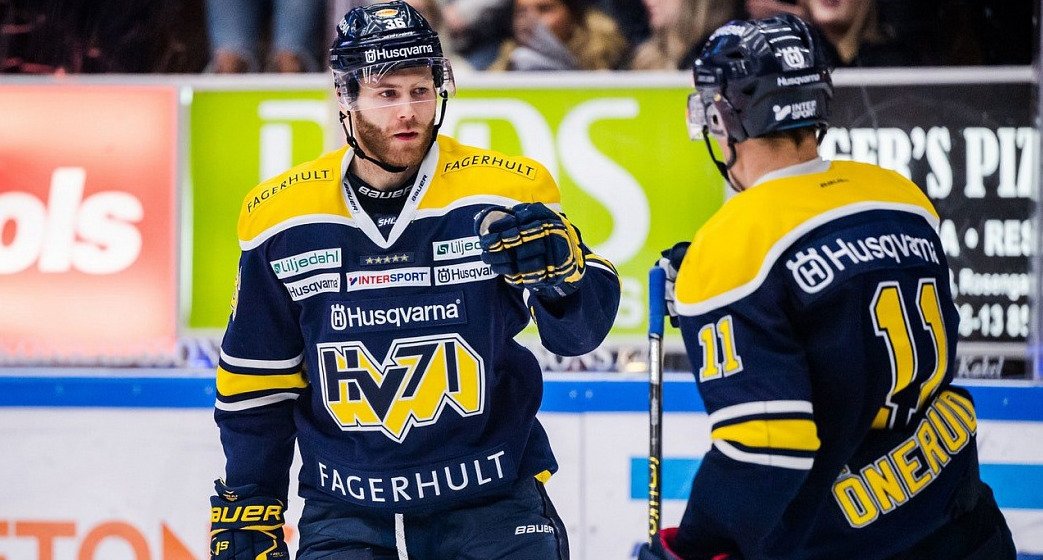 Za HV71 hrál v minulém ročníku i současný pardubický útočník Anthony Camara