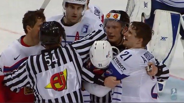 Jaromír Jágr a francouzský provokatér  Antoine Roussel