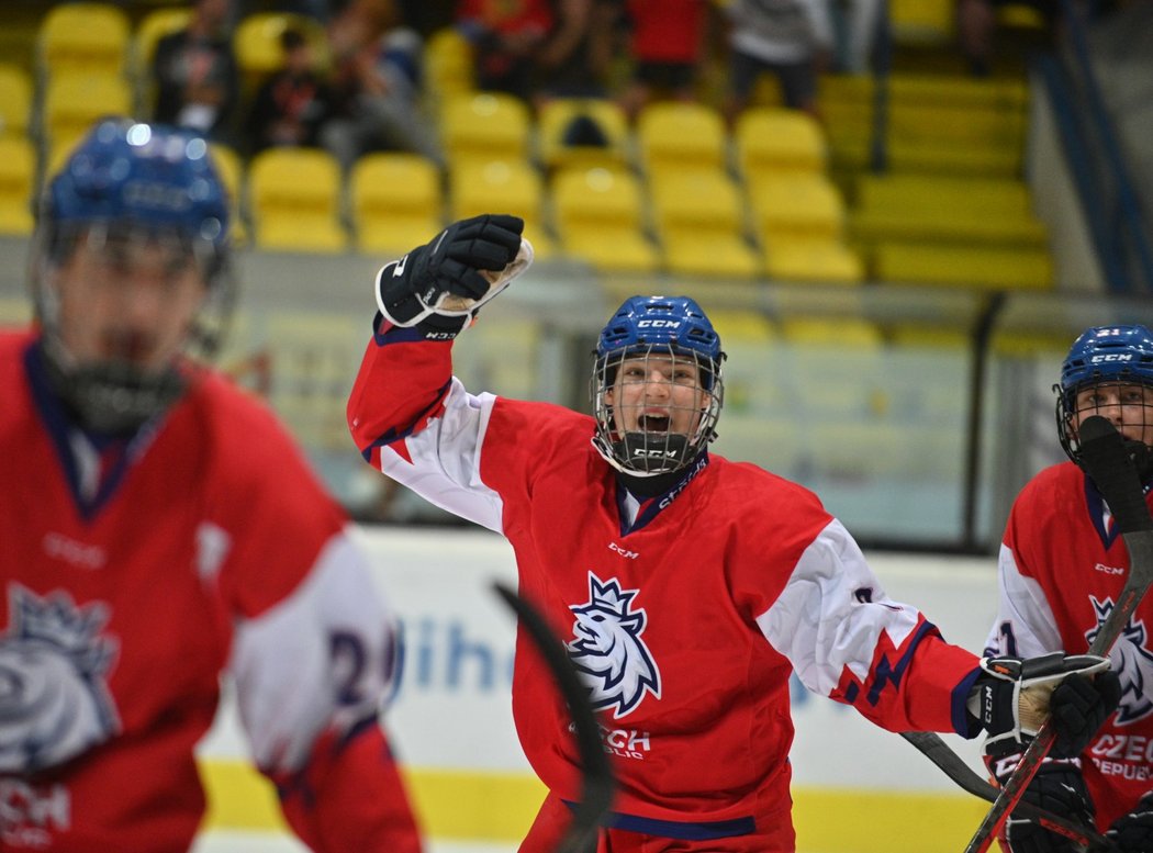 Šimon Slavíček z ČR (uprostřed) během Hlinka Gretzky Cupu hokejistů do 18 let