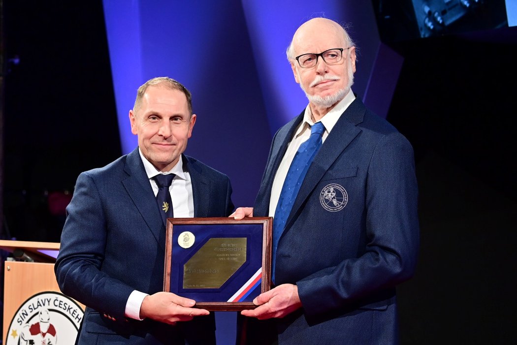 Novinář Aleš Procházka přijímá ocenění při příležitosti vstupu do hokejové Síně slávy
