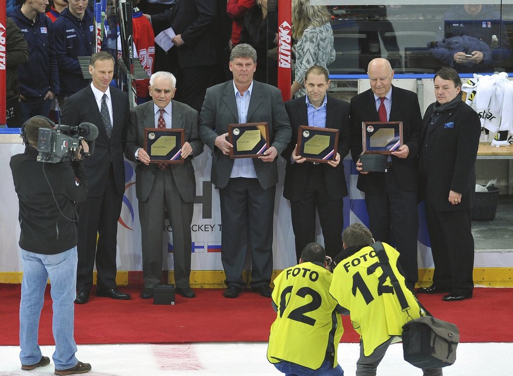 Člen hokejové Síně slávy Bohumil Prošek zemřel