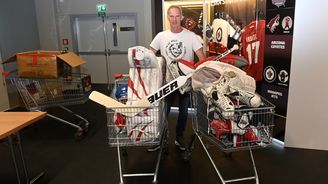 Dominik Hašek odvážející si naganskou výstroj v nákupním košíku aneb Váží si český hokej vlastní historie?