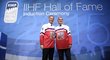 Dominik Hašek (vlevo) a Robert Reichel byli v Praze slavnostně uvedeni do Síně slávy Mezinárodní hokejové federace