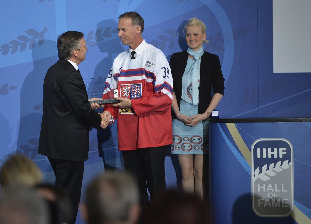 Prezident Mezinárodní hokejové federace René Fasel gratuluje Dominiku Haškovi k uvedení do Síně slávy IIHF