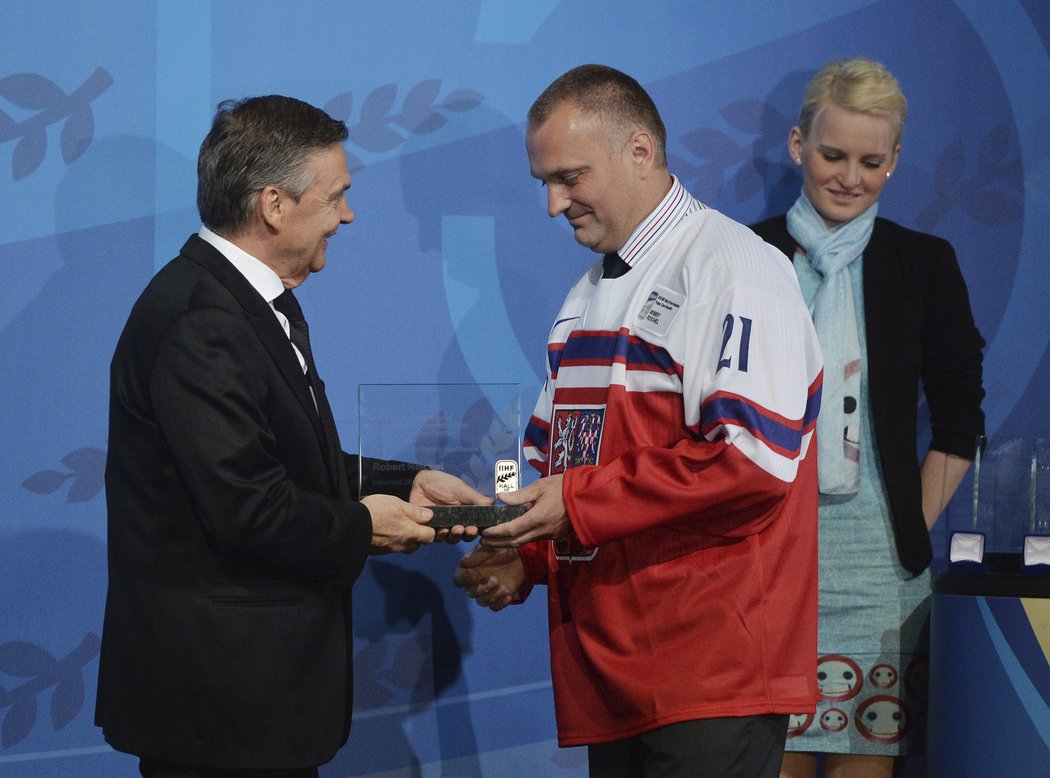 Šéf hokejové federace René Fasel předává čestnou plaketu Robertu Reichlovi, který vstoupil do Síně slávy