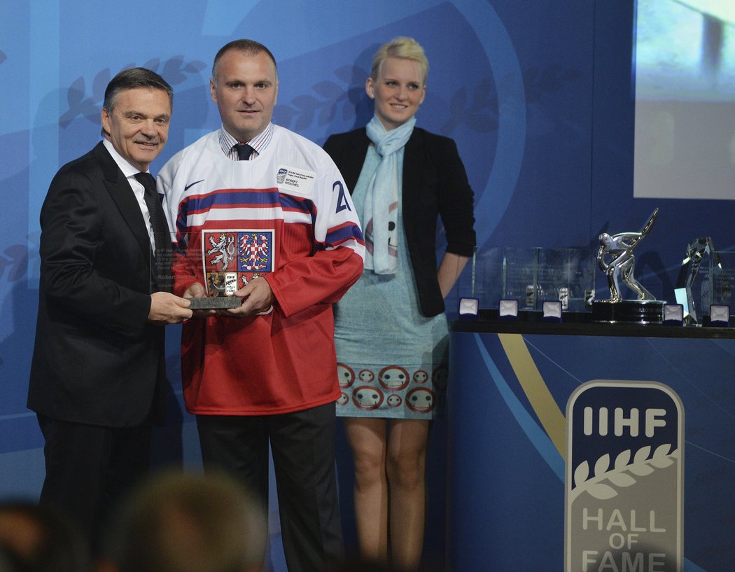 Robert Reichel pózuje s prezidentem IIHF René Faselem po svém uvedení do Síně slávy