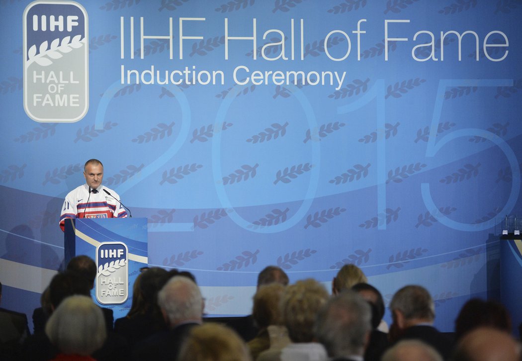 Legendární Albi, Robert Reichel, přednáší svůj projev po uvedení do Síně slávy IIHF