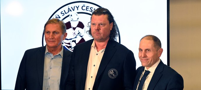 Romana Turka vítali v Síni slávy českého hokeje svazový šéf Alois Hadaczik (vlevo) a Bedřich Ščerban (vpravo