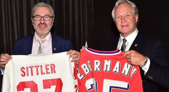 Gesto po 40 letech. Hokejové legendy Sittler a Ebermann si vrátili dresy