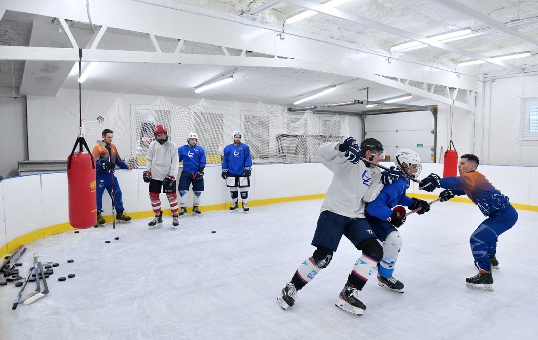 Mladí hokejisté nabírají dovednosti v holoubkovském Skill Centru