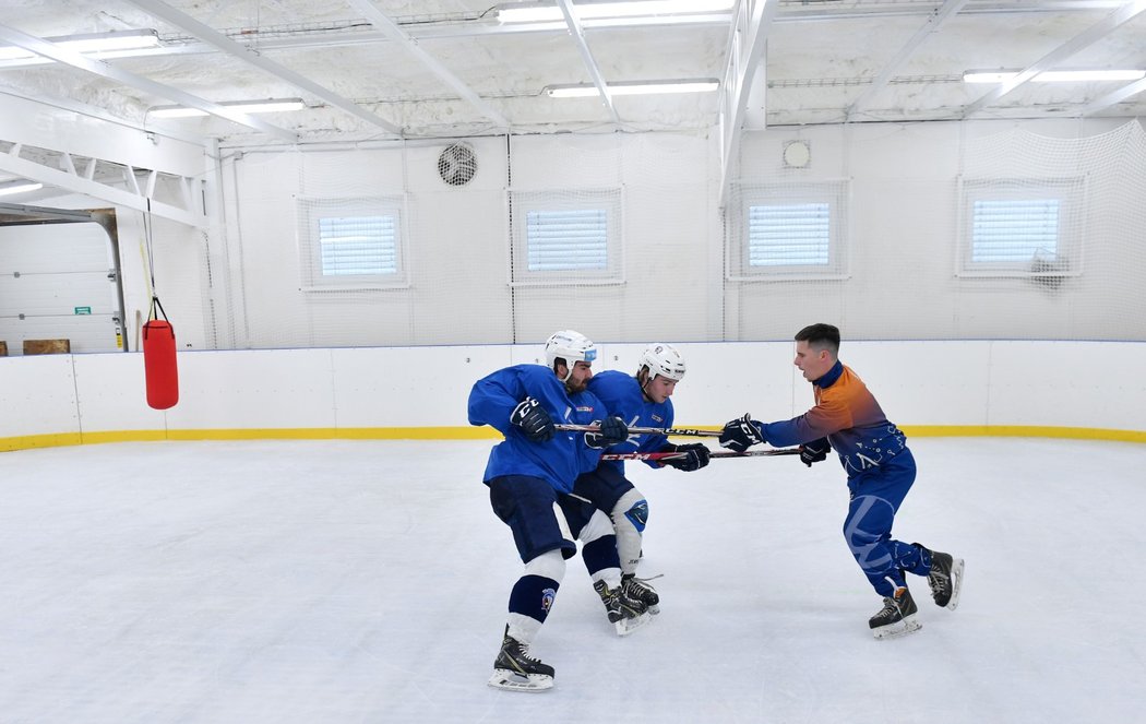Mladí hokejisté trénují hráčské dovednosti na malé ploše holoubkovského Skill Centra