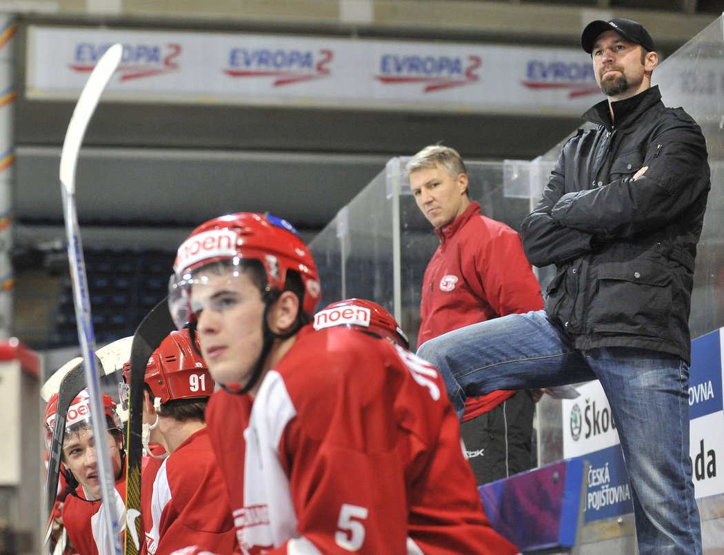 Josef Beránek a Jiří Veber (vzadu) jako trenéři slávistické juniorky v roce 2010