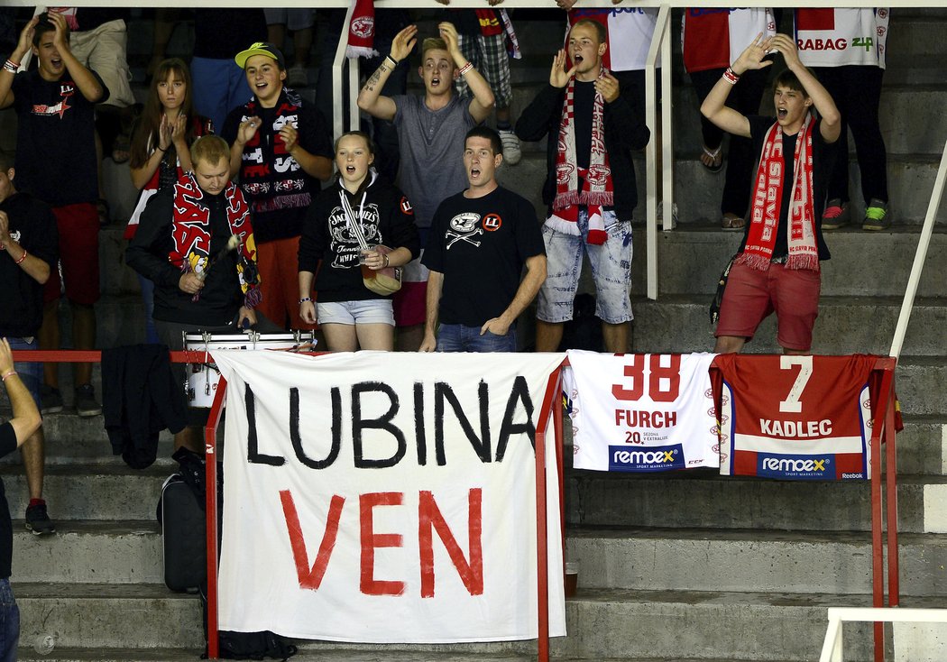 Někteří fanoušci Slavie dali trenérovi Lubinovi jasně najevo, že ho v klubu nechtějí