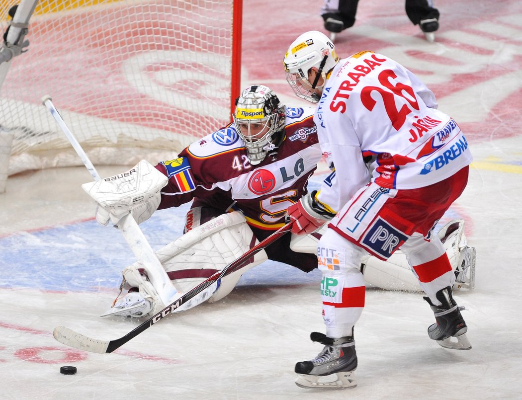 Jaškin ve velké šanci před Pöpperlem.