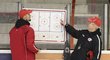 Nový kouč hokejové Slavie Dušan Gregor vysvětluje hráčům u tabule své představy o hře týmu