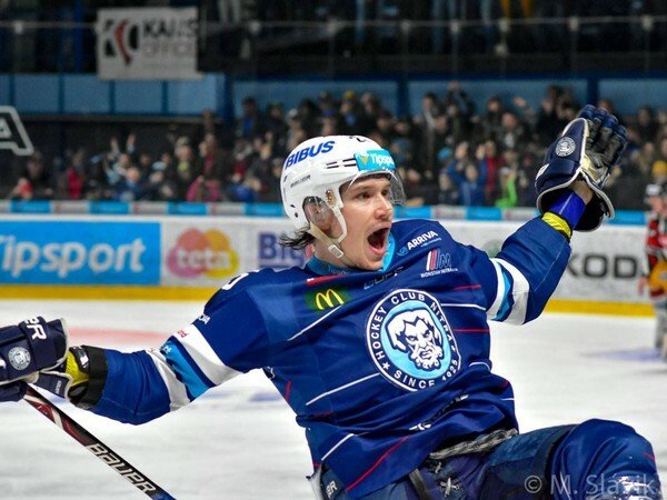 Slovenský útočník Samuel Buček po parádní sezoně v Nitře měl původně bojovat o šanci v NHL. Dal však přednost penězům z KHL