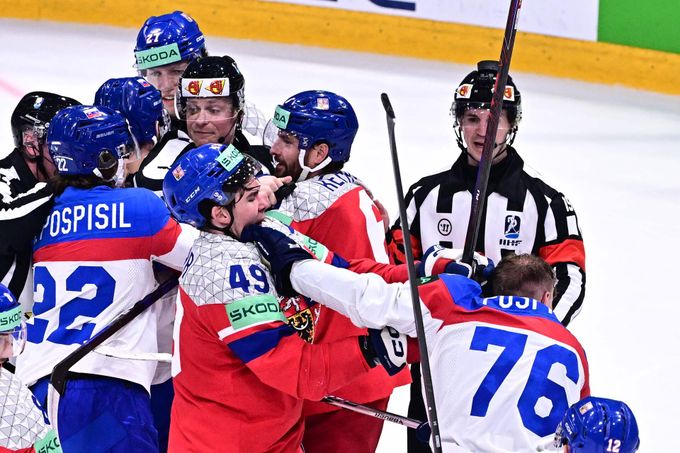 Půjdete na rozhovor? Pospíšil zakroutil hlavou a zmizel. Kouč Slováků komentoval gól nohou Půjdete na rozhovor? Pospíšil zakroutil hlavou a zmizel. Kouč Slováků komentoval gól nohou