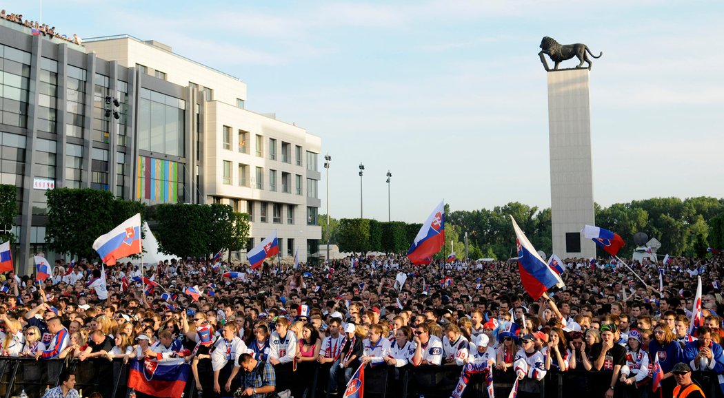 Finále sledovali fanoušci na Slovensku na velkoplošné obrazovce na Náměstí Milana Rastislava Štefánika v Bratislavě.