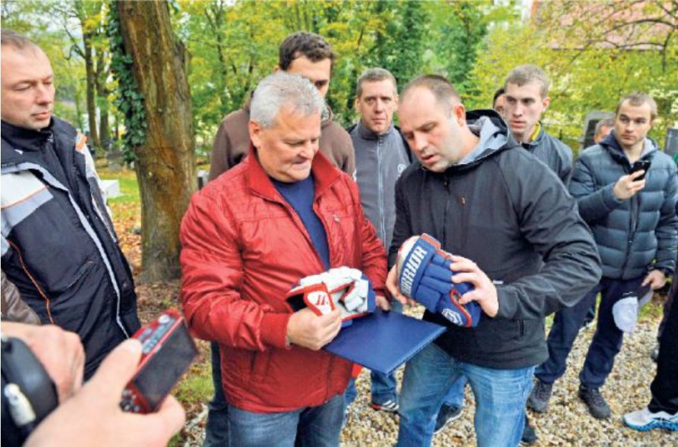 Bývalí hráči Jaroslavle přivezli do Trenčína rukavice tragický zemřelého Pavla Demitry