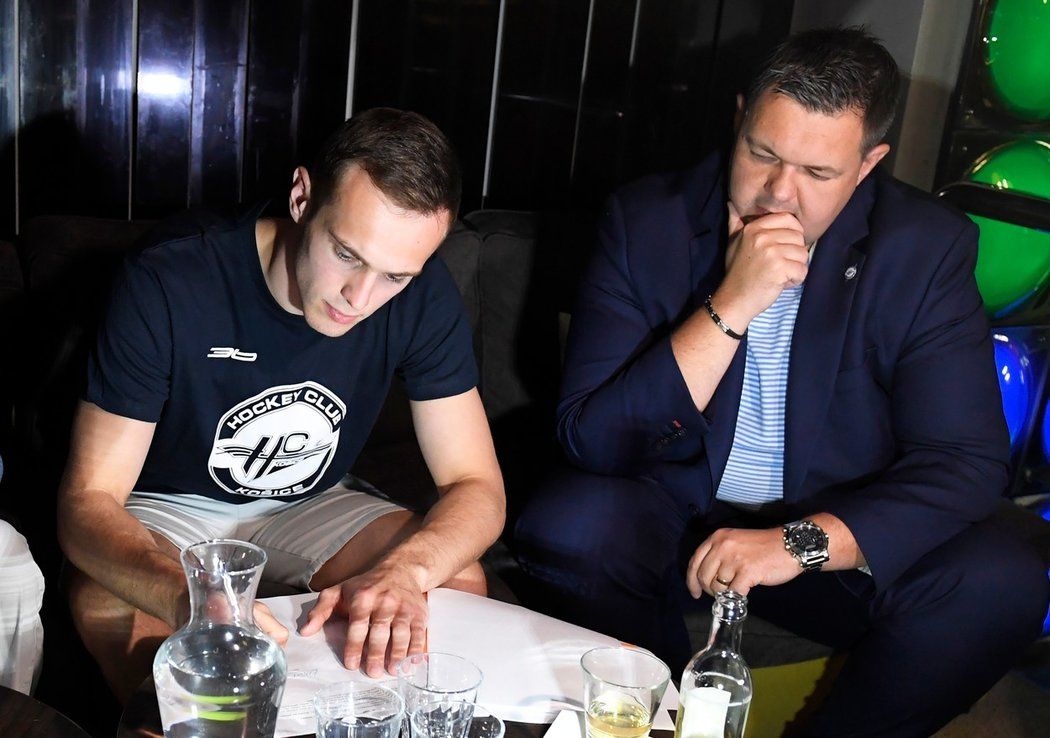 Sportovní ředitel Košic Jan Šťastný (vpravo) podepisuje smlouvu s novou brankářskou akvizicí klubu Andrejem Košarišťanem