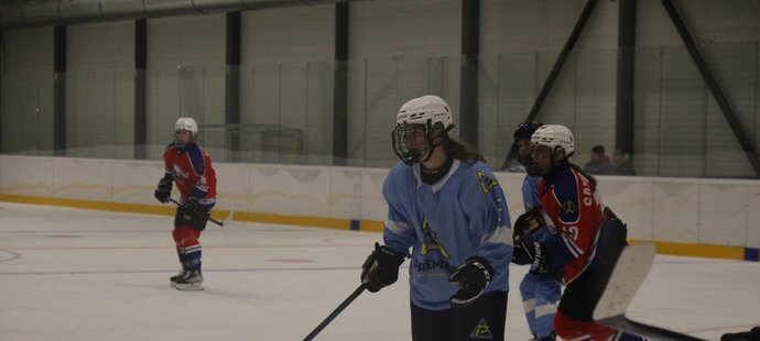 Slovenská hokejistka Nela Lopušanová (15) se v rámci otevření haly Ice Arena Kateřinky představila na turnaji v Praze
