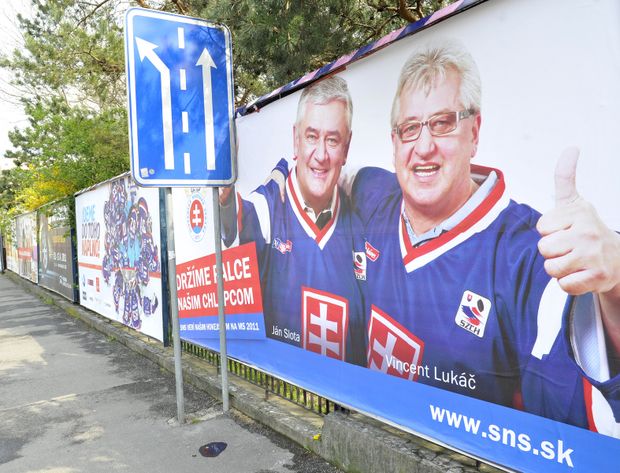 Hokejistům fandí i nacionalistická SNS v čele s Jánem Slotou a Vincentem Lukáčem (vpravo). Jestli z toho mají hokejisté radost, těžko říct... Hokejistům fandí i nacionalistická SNS v čele s Jánem Slotou a Vincentem Lukáčem (vpravo). Jestli z toho mají hokejisté radost, těžko říct...
