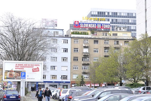 Bojové pokřiky fungují i jako reklama pro restaurace, které chtějí vydělat na fanoušcích Bojové pokřiky fungují i jako reklama pro restaurace, které chtějí vydělat na fanoušcích