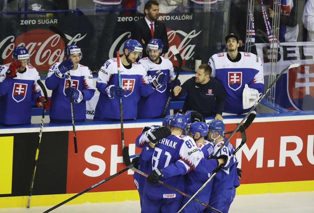 Radost slovenských hokejistů po vyrovnávací brance Andreje Sekery byla obrovská.