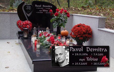 Místo posledního odpočinku Pavla Demitry - odpočívá zde i se synem, který zemřel v roce 2005 krátce po porodu