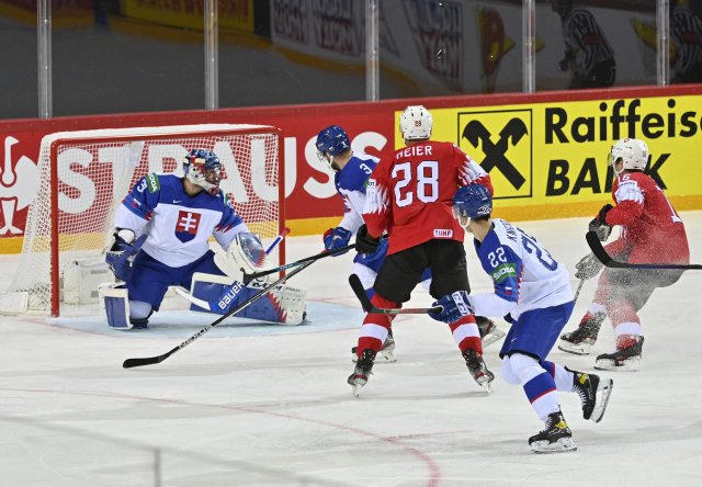 Raphael Diaz a jeho branka po ráně od modré čáry v duelu Švýcarska se Slovenskem