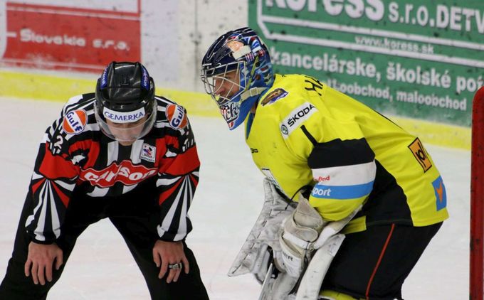 Gólmana z NHL naštvali na Slovensku: Majitel pil, neplatil a bil hráče! Gólmana z NHL naštvali na Slovensku: Majitel pil, neplatil a bil hráče!