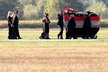 Za rakví s ostatky Pavla Demitry kráčejí po trenčínském letišti jeho nejbližší