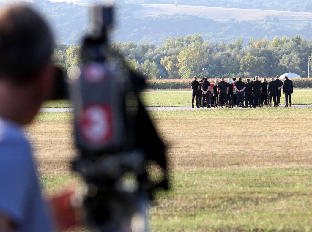 Po příletu vrtulníku s Demitrovými ostatky proběhl na trenčínském letišti krátký smuteční obřad