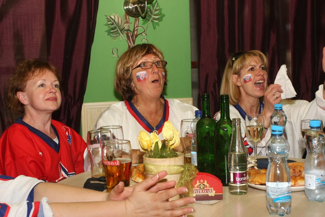 Magdalena Vůjtková (uprostřed) fandí slovenským hokejistům během zápasů mistrovství světa