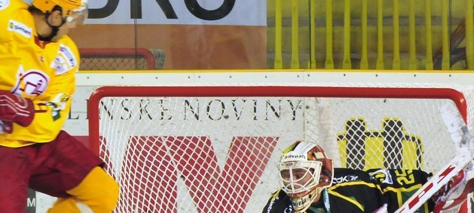 Brankář Žiliny Peter Ševela vyráží puk v utkání slovenské extraligy s Trenčínem.