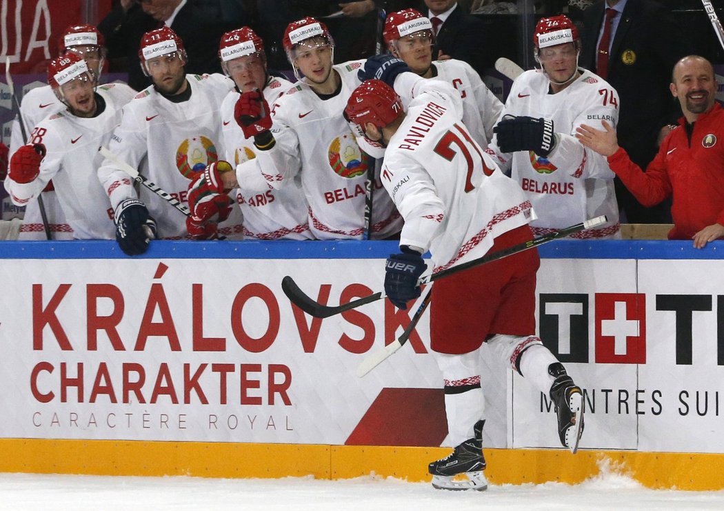 Běloruští hokejisté slaví důležitou branku v utkání proti Slovinsku