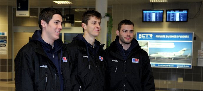 Tomáš Nosek (vlevo) , Lukáš Radil a Robert Kousal před odletem na Channel One Cup