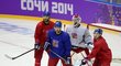 Čeští hokejisté na tréninku během olympijského turnaje v Soči