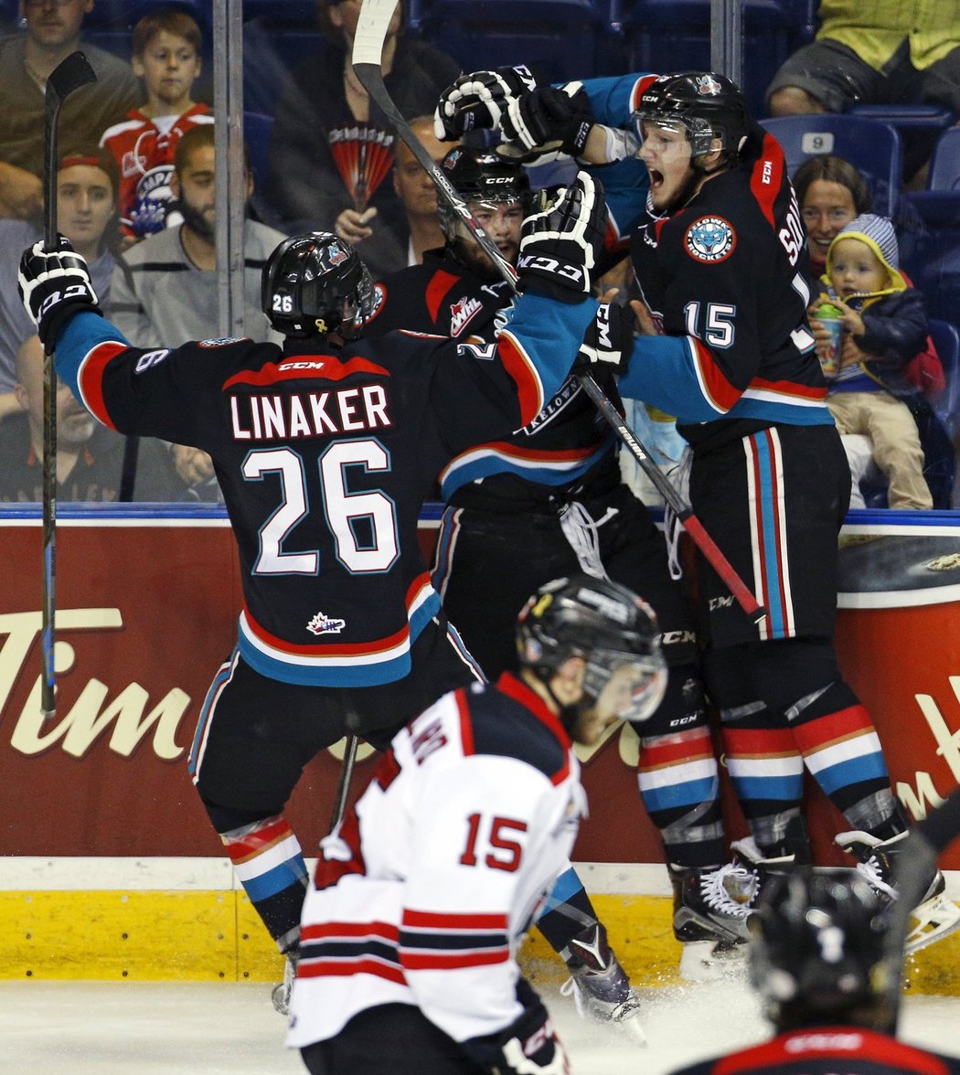 Tomáš Šoustal (vpravo) s týmem z Kelowny na Memorial Cup nedosáhl