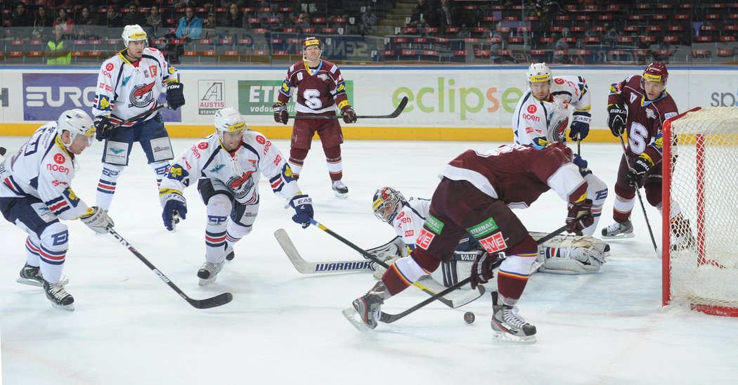 Hokejisté Sparty porazili v dohrávce 16. kola extraligy Chomutov 4:2. Pražané si tak doma připsali plný bodový zisk potřetí za sebou, ale protože dnes zvítězil i Liberec, z poslední příčky nadále ztrácejí čtyři body.