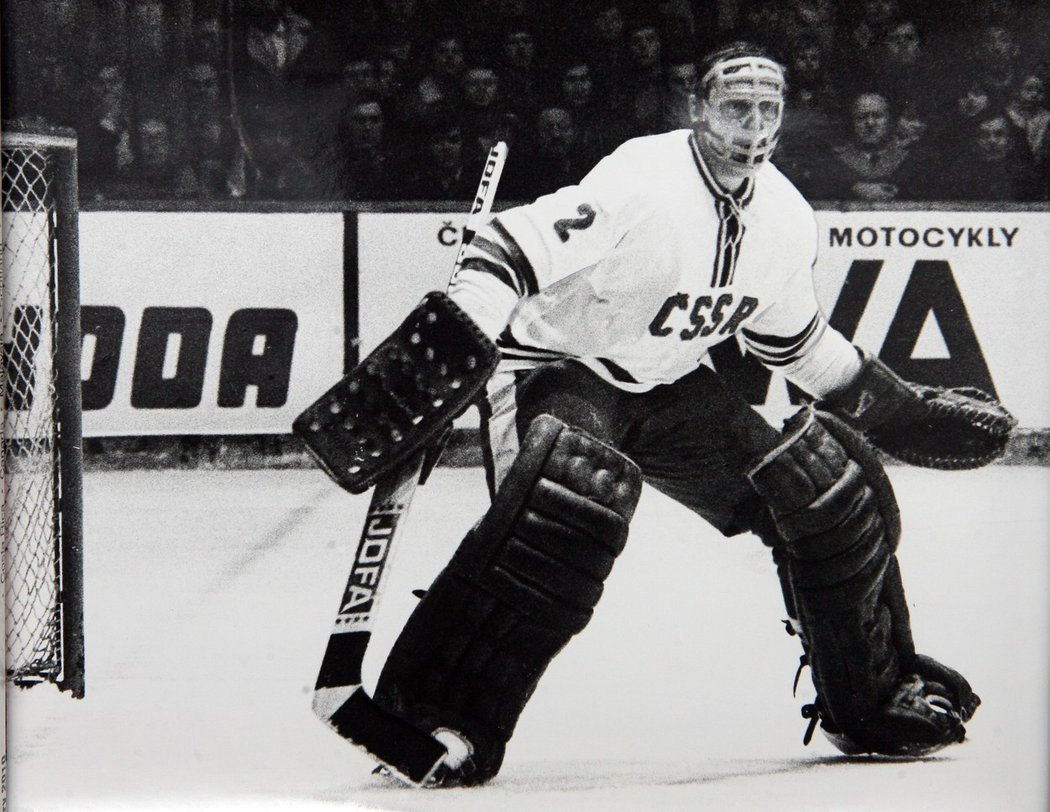 Legendární brankář Jiří Holeček v dresu československé hokejové reprezentace