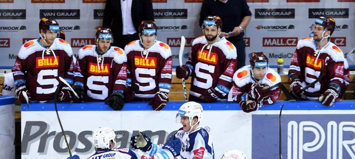 Hokejisté brněnské Komety se radují z výhry nad Spartou