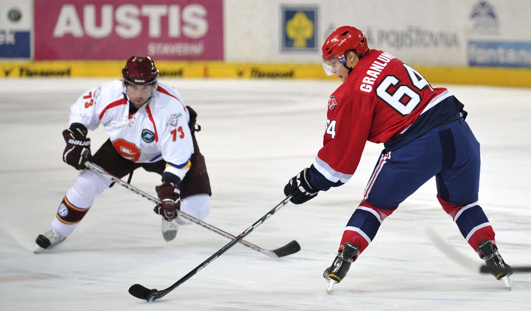 64. Mikael Granlund, útočník - Fina proslavila jeho florbalová finta z mistrovství světa. V Minnesotě se musel chvíli tlačit sestavou, teď už ale má své pevné místo.